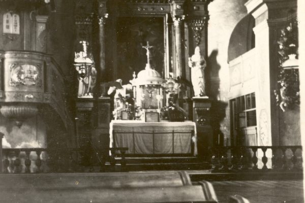 Hlavní oltář v roce 1928