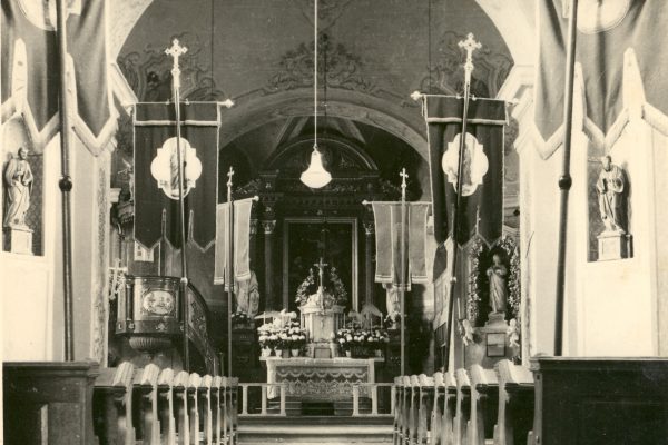 Interiér kostela koncem čtyřicátých let