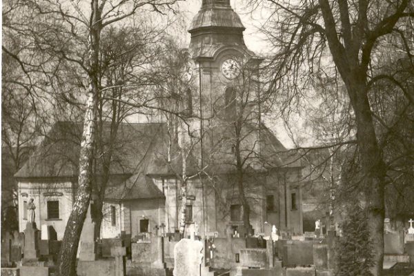 Kostel od hřbitova 1987
