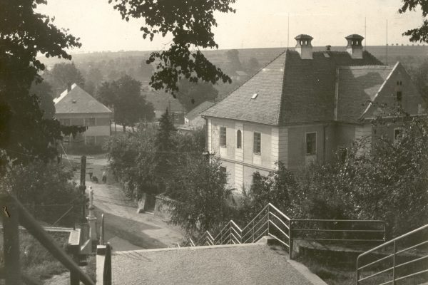 Pohled k faře - padesáté roky  - foto P. Štěpán Hrdina