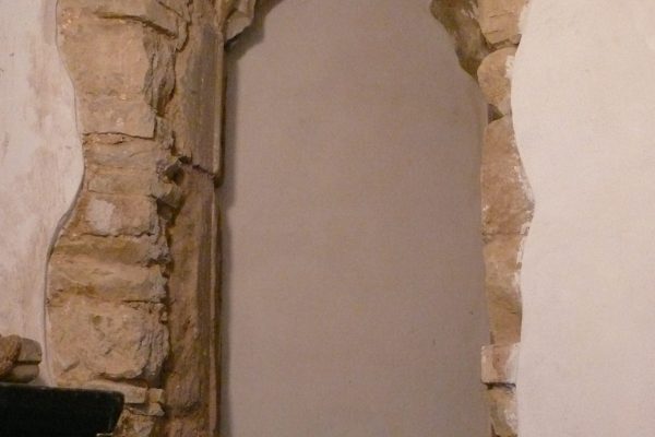 Zlomek gotického okna z druhé poloviny 14. stol. v presbyteriu kostela